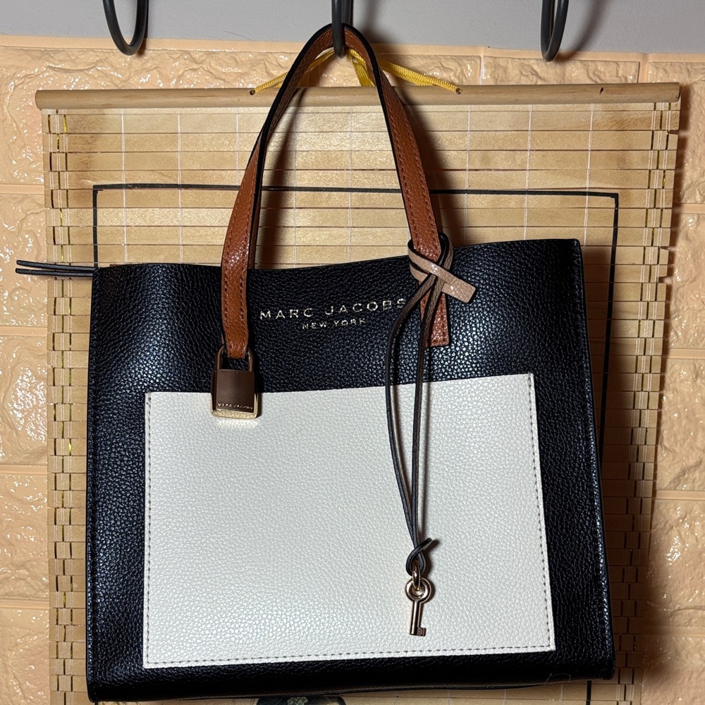 Marc Jacobs Black and White Tote Bag Mini Grind 9”Lx7.75”Hx3.75”W - Picture 16 of 17